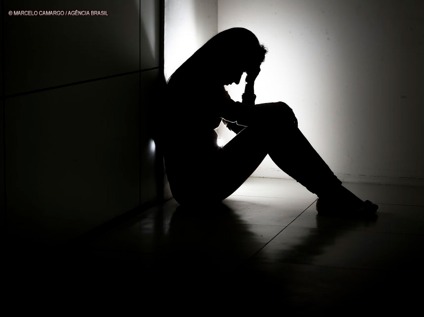 Quebrar o silêncio ajuda a prevenir suicídios, dizem especialistas