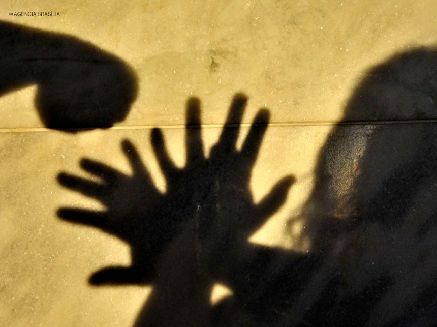 Celina Leão assina lei que obriga divulgação do ‘Maria da Penha Online’