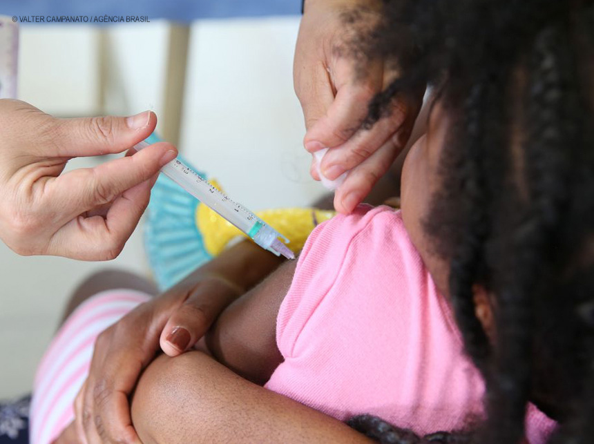 Cobertura vacinal de crianças aumenta após queda durante pandemia