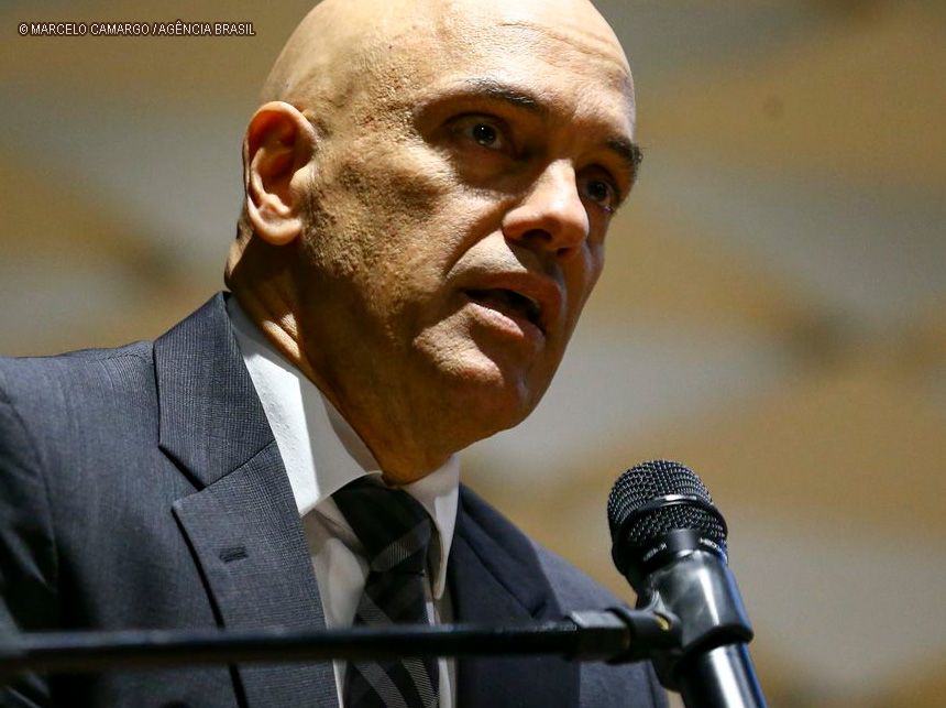 Moraes proíbe qualquer contato de Mauro Cid com Bolsonaro e Michelle