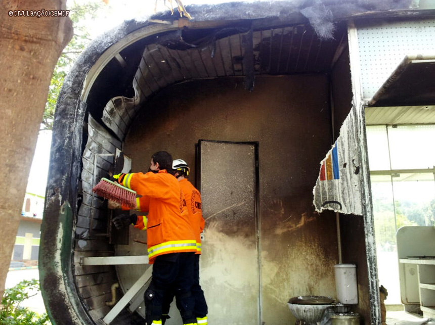 Militares do DF fazem curso avançado de combate a incêndios em edificações