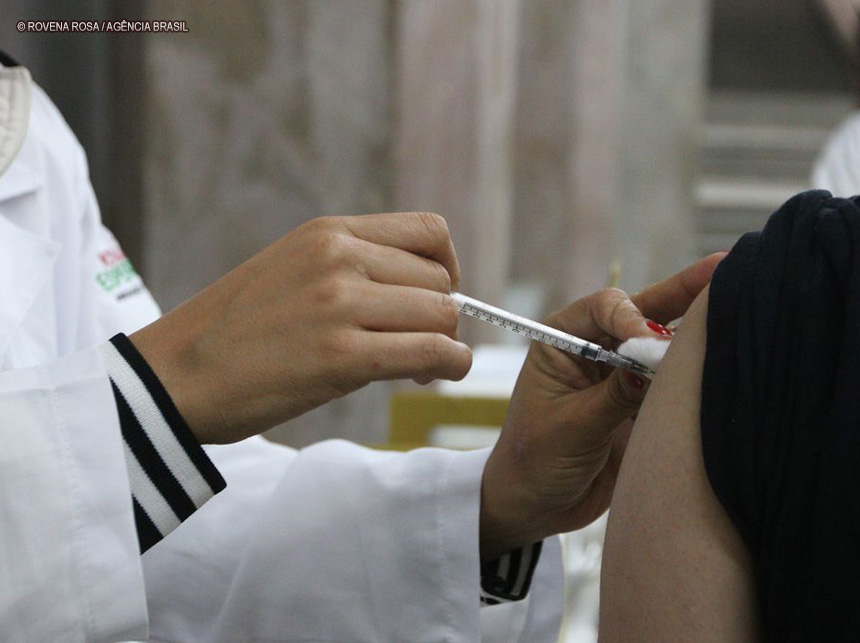 Casos de covid-19 aumentam 80% no mundo; mortes têm queda de 57%