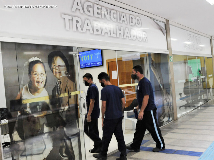 Mais de 340 vagas de emprego estão abertas nas agências do trabalhador no DF
