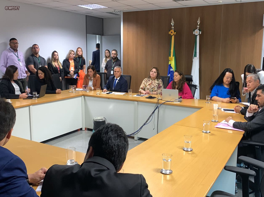 Atendimento oncológico: promotora de justiça participa de reunião na CLDF