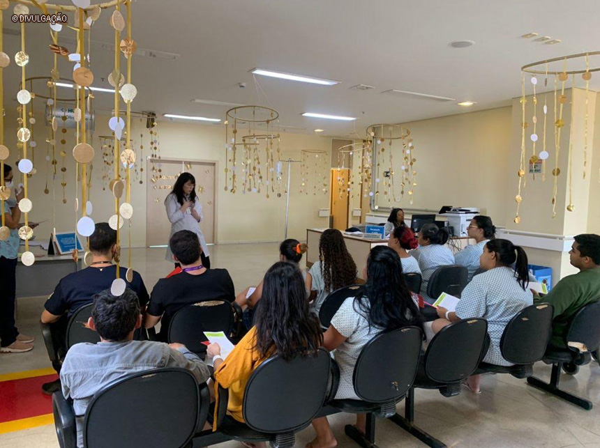 Gestantes de alto risco ganham palestra de especialista no hall de maternidade