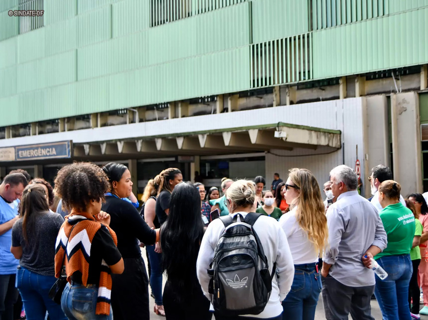 Técnicos em enfermagem do IGES realizam ato no Hospital de Base