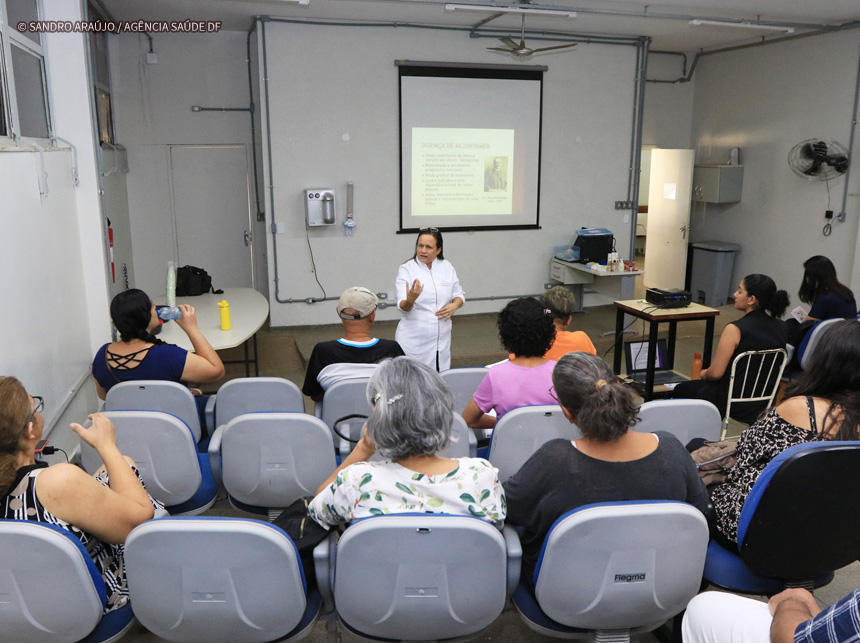 Parentes de pessoas com Alzheimer são orientados para cuidados integrais
