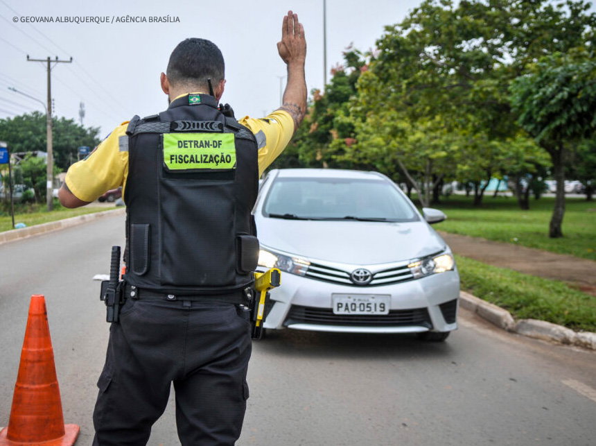 Com 67% dos veículos sem licenciamento, GDF alerta para regularização