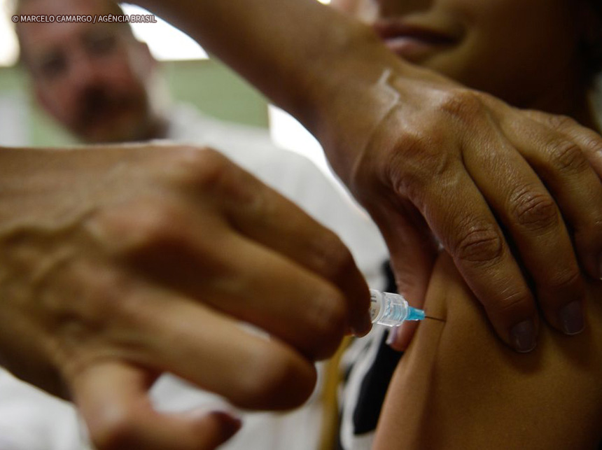 Prevenível por vacina, HPV é a infecção mais associada ao câncer