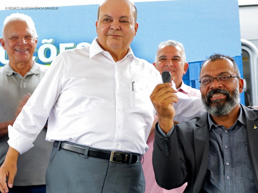 Ibaneis entrega 40 ônibus escolares e 11 vans para pessoas com deficiência