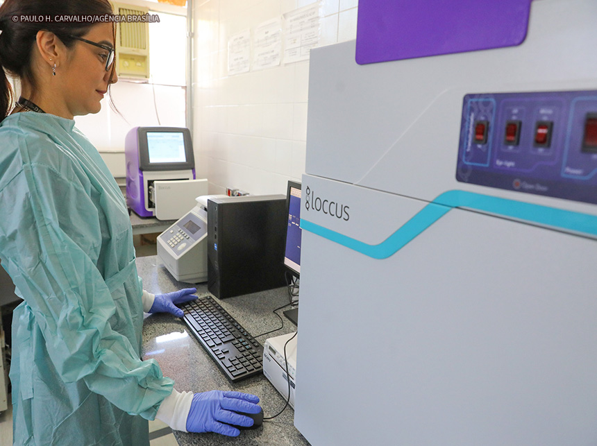 Laboratório público do DF é referência para tuberculose e biossegurança