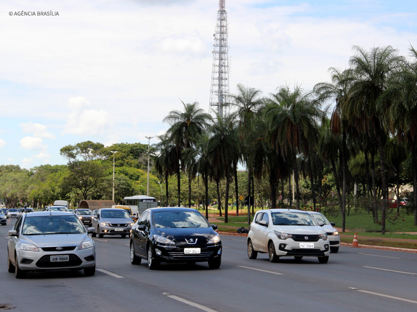 Prazo para licenciar veículos com placas final 1 e 2 termina no sábado (30)