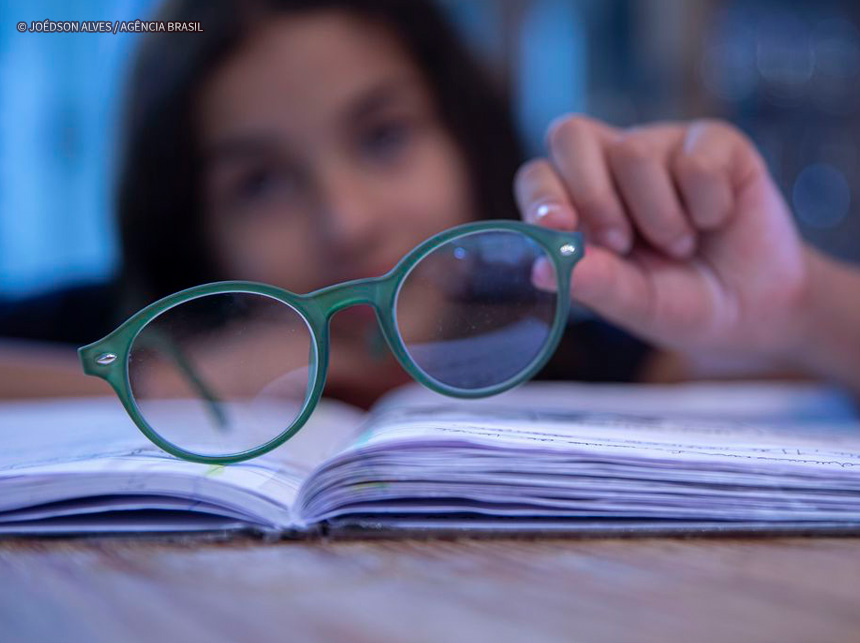 Tempo excessivo e pouca distância de telas contribuem para miopia