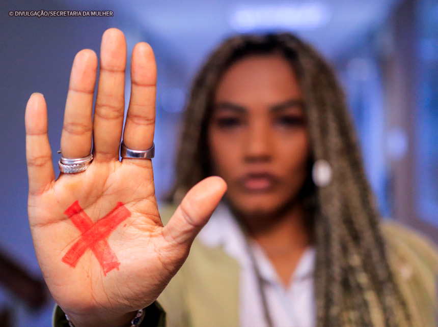 Campanha no metrô alerta para a violência contra a mulher