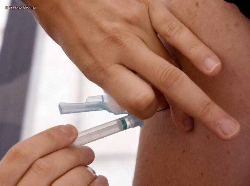 Vacina nacional contra covid está em fase avançada, diz ministra