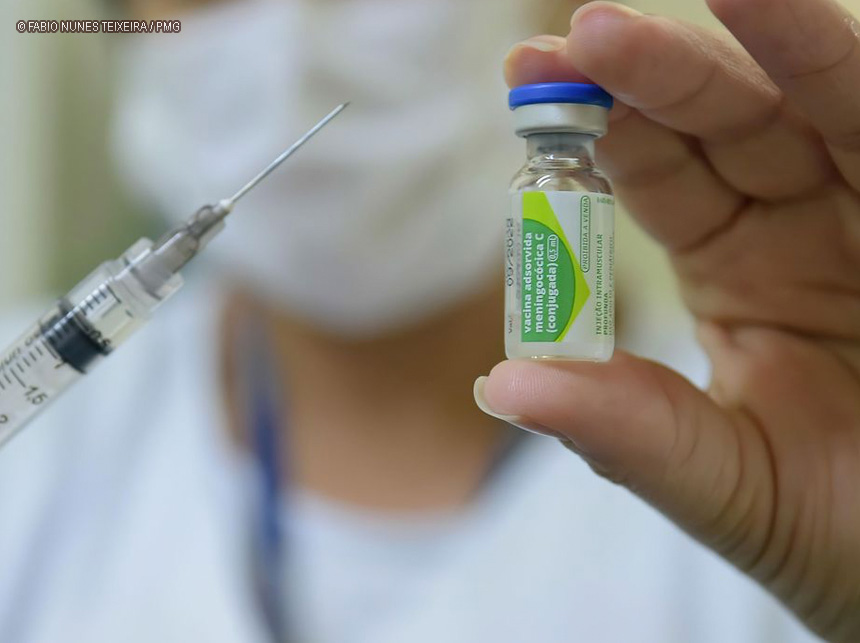 Sob censura, surto de meningite foi um dos primeiros desafios do PNI