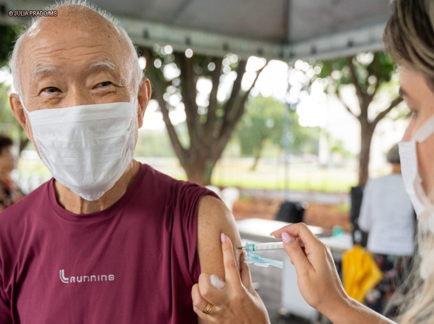 Ministério da Saúde monitora oscilação dos casos no país e reforça vacinação como principal medida de proteção