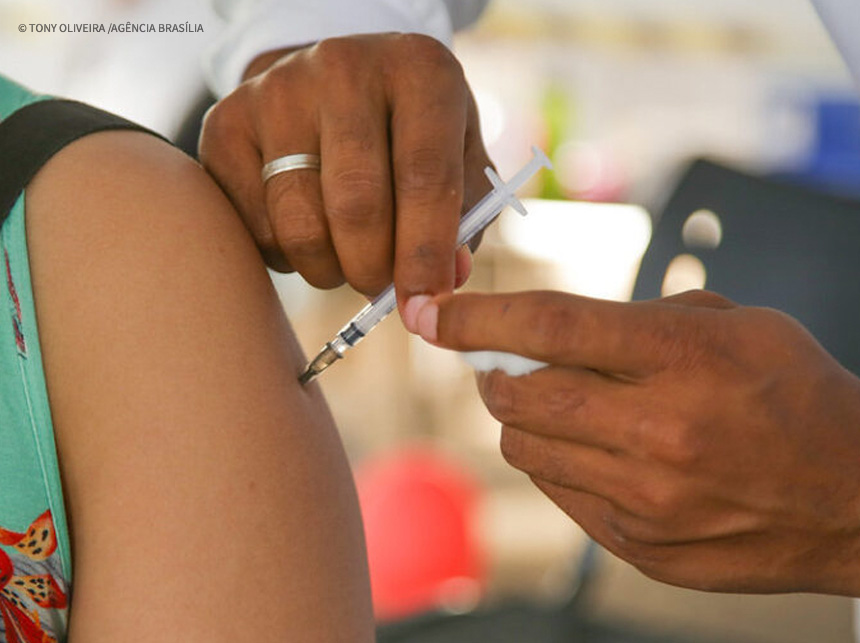 DF aplica mais de 11 mil doses de vacinas contra covid-19 em uma semana