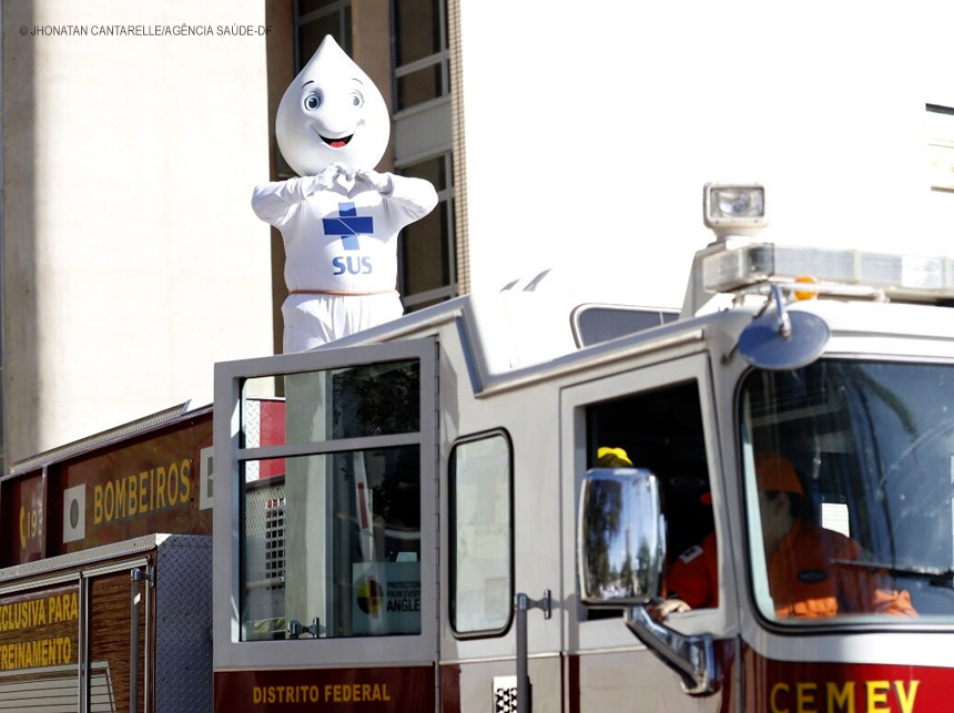 Carro da Saúde ressalta importância da vacinação durante desfile