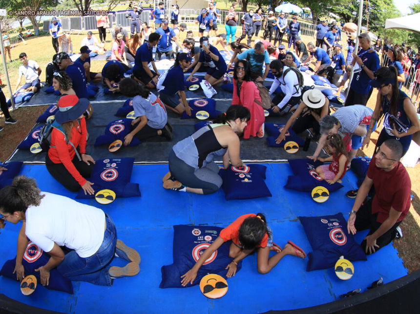 Treinamento ensina voluntários sobre reanimação cardiopulmonar