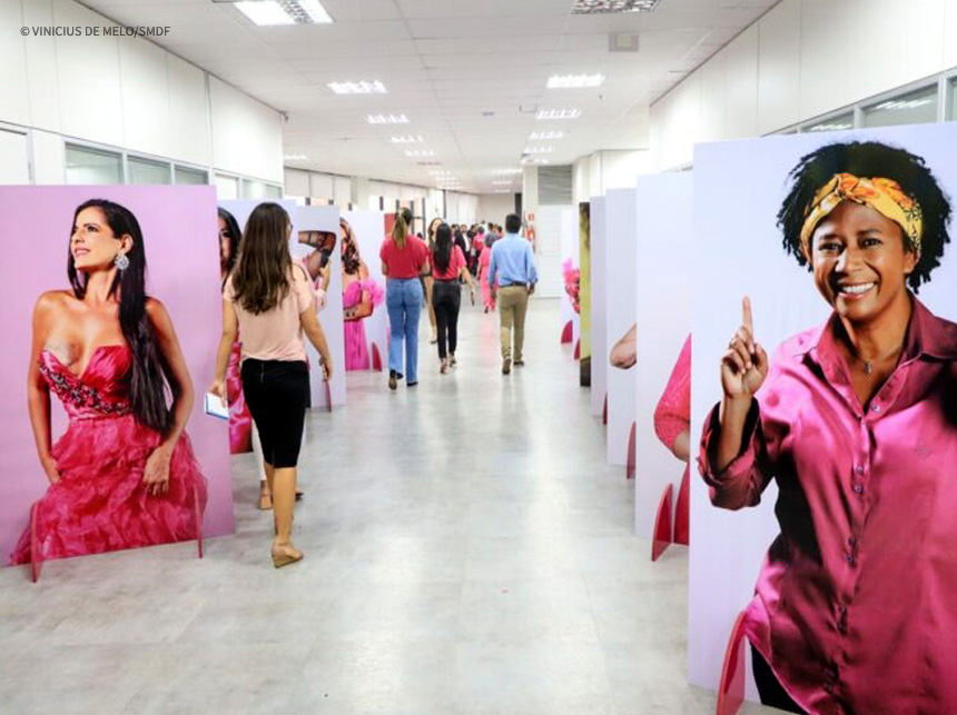 Exposição fotográfica celebra mulheres que enfrentaram o câncer de mama