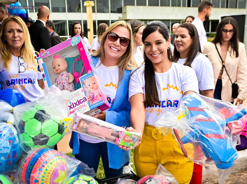 Dia D da campanha Vem Brincar Comigo recebe brinquedos em drive-thru