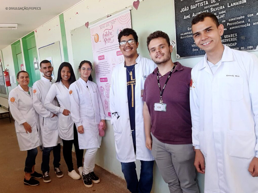 Alunos promovem ação para conscientizar sobre o Outubro Rosa