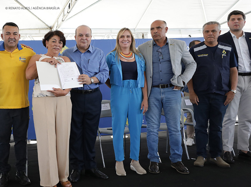 Ibaneis entrega 732 escrituras e abre editais para mais de 11 mil moradias