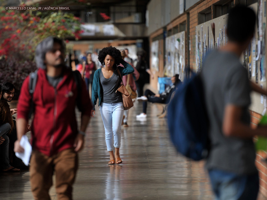 Negros são minoria no serviço público federal e têm menores salários