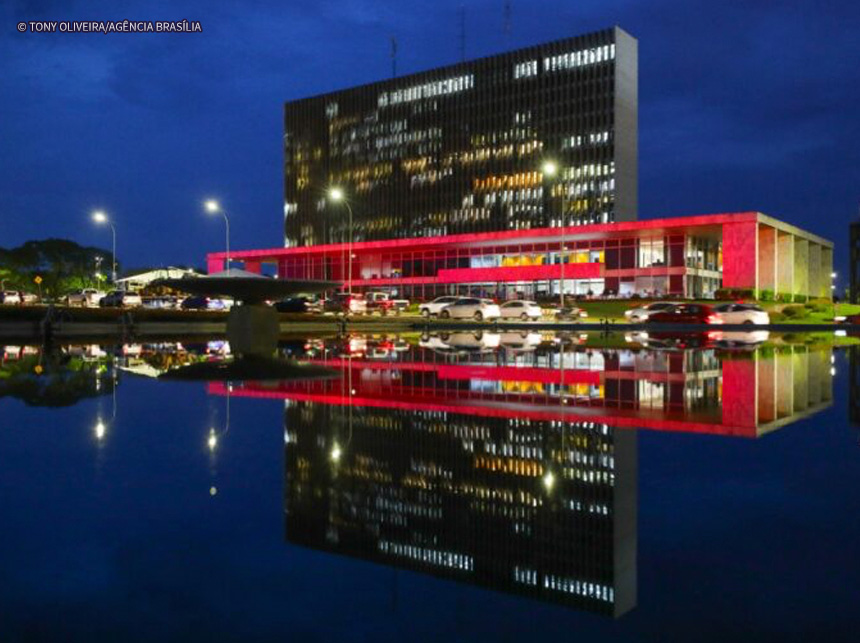 Outubro Rosa: DF triplica exames e reduz fila para mamografia em 80%