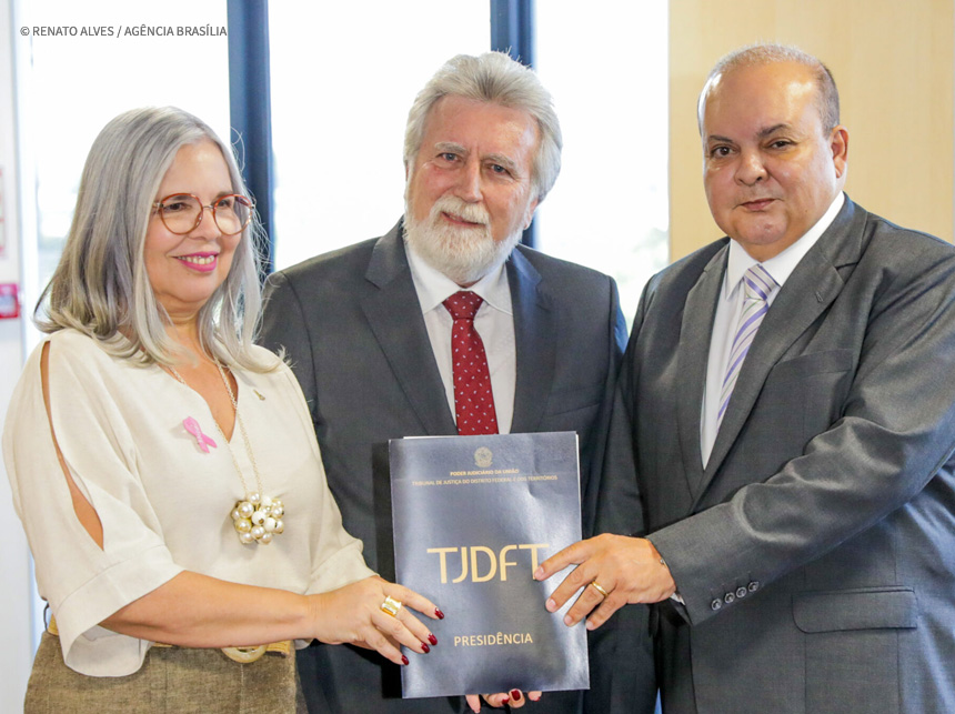 GDF recebe computadores e mobiliário doados pelo TJDFT