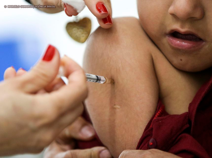 Campanha de multivacinação para menores de 15 anos chega a 7 estados