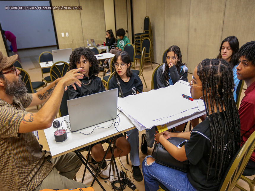 Adolescentes fazem propostas contra desinformação sobre vacina