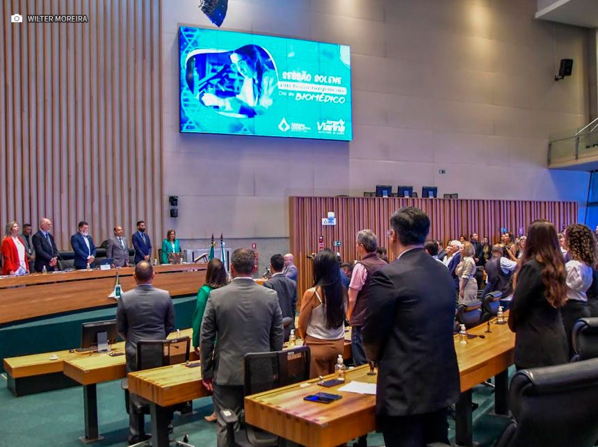 Biomédicos são homenageados em sessão solene na CLDF