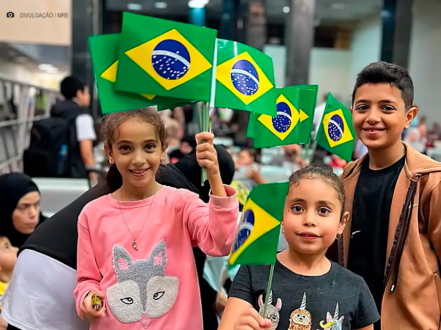 Repatriados da Faixa de Gaza fazem parada no Recife