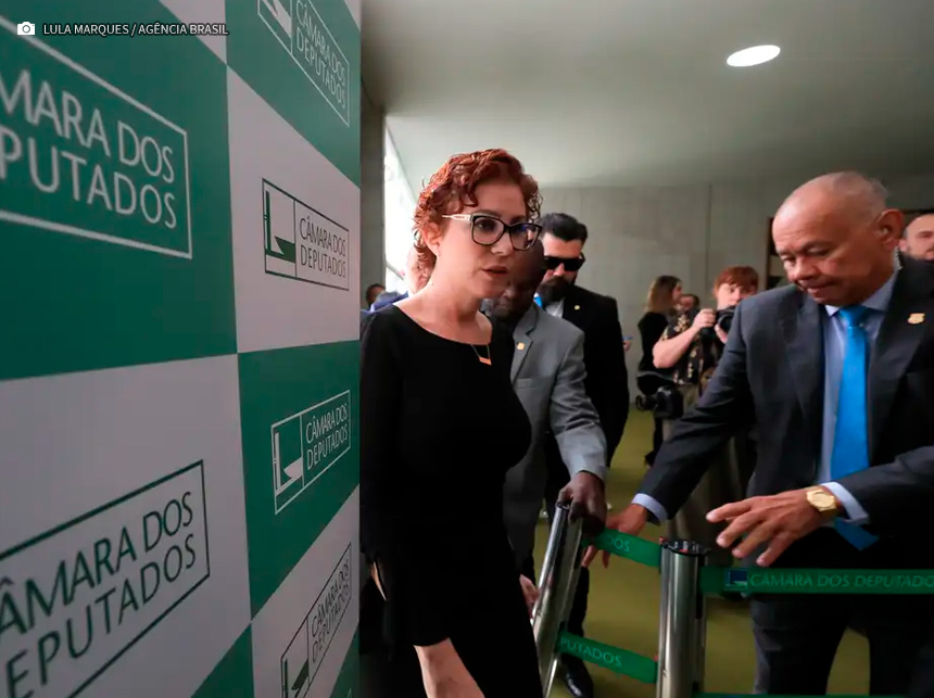 Maioria do STF vota para manter Zambelli ré em caso de arma de fogo