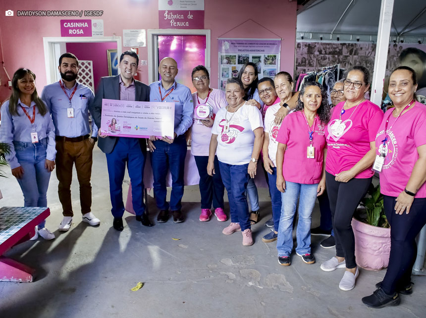 Rede Feminina de Combate ao Câncer de Mama recebe doação durante campanha