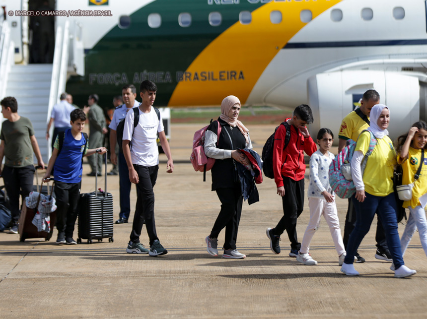 Voo com brasileiros repatriados da Cisjordânia pousa em Brasília