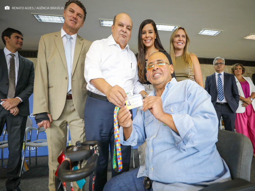 Carteira de Identificação da Pessoa com Deficiência é lançada no DF