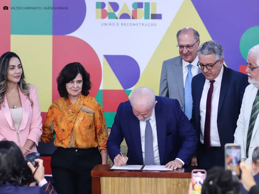 Lula sanciona lei que regulamenta a profissão de sanitarista