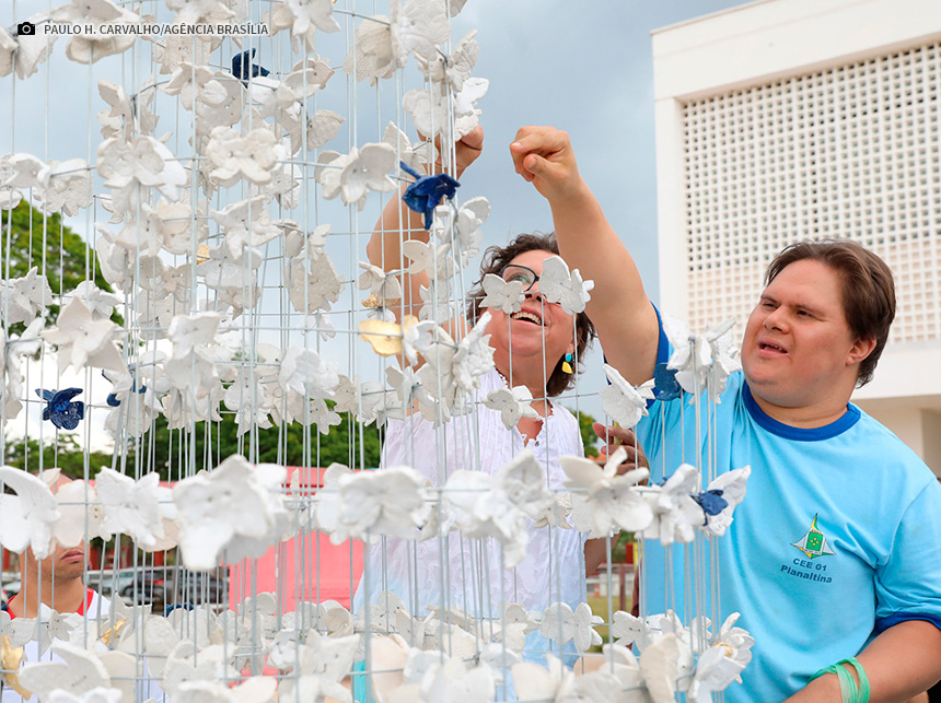 Projeto de arte inclusiva com alunos especiais lança exposição no MAB