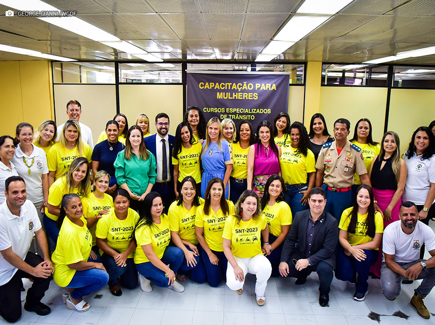 Curso oferecido pelo Detran-DF forma mulheres para conduzir veículos pesados