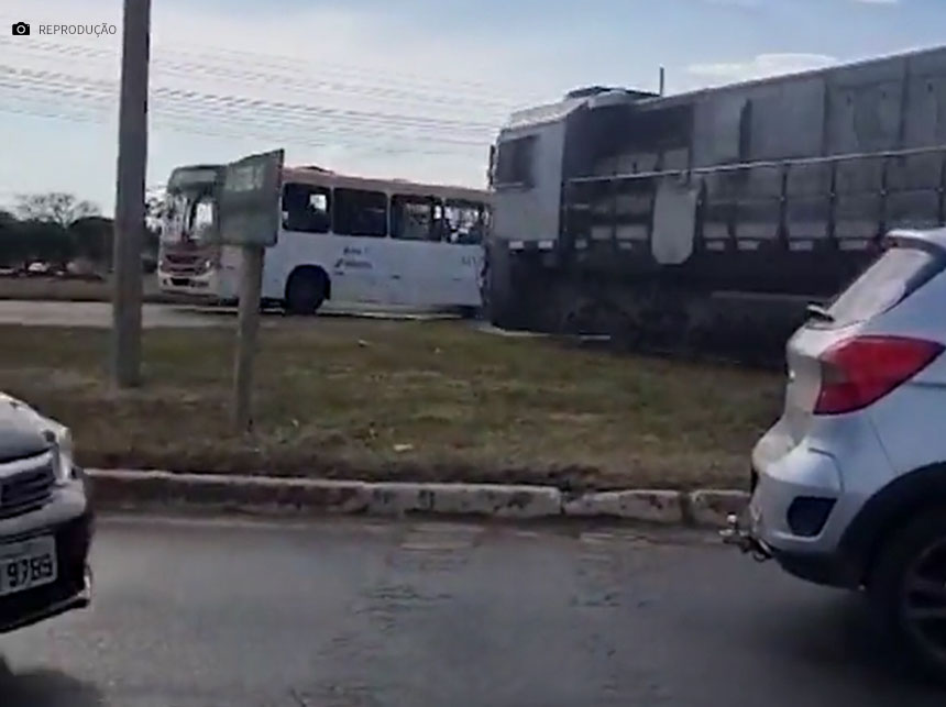 Trem colide com ônibus e deixa uma mulher morta e cinco feridos no DF