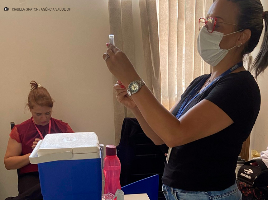 Pessoas em situação de rua são vacinadas no Setor Comercial Sul