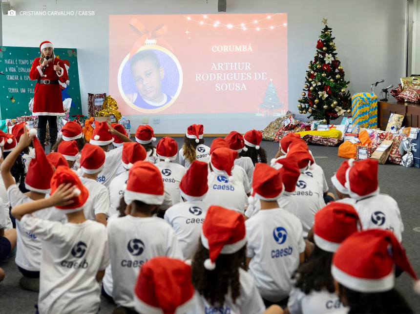Crianças do Projeto Golfinho são presenteadas pela Caesb