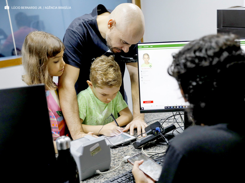 Emissão da nova carteira de identidade tem horários especiais no fim do ano