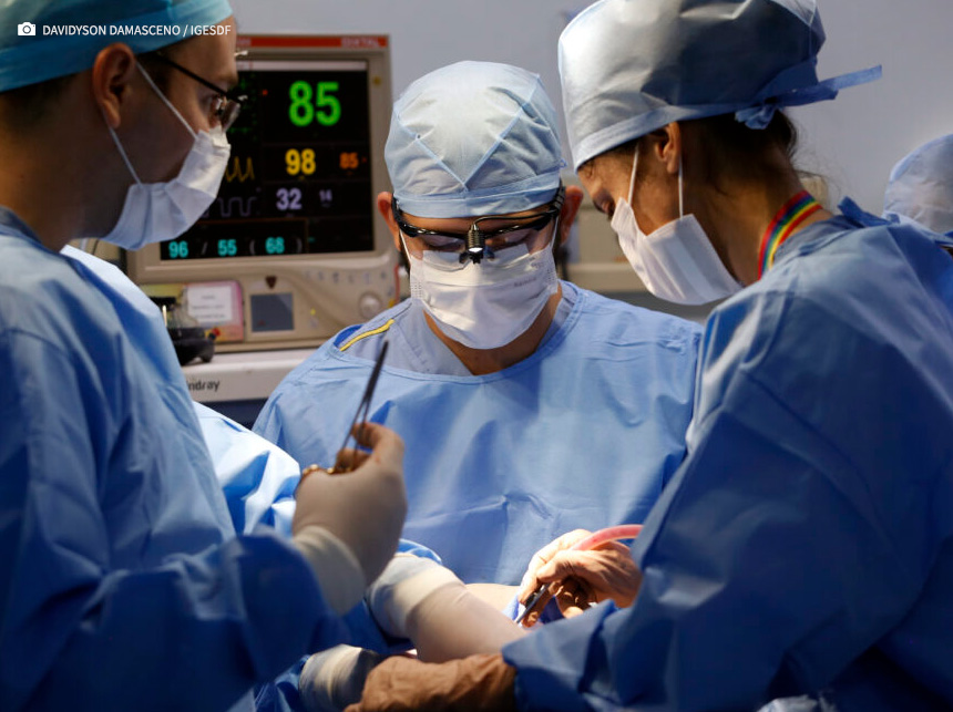 HRSM realiza cirurgia inovadora com prótese de revisão de joelho