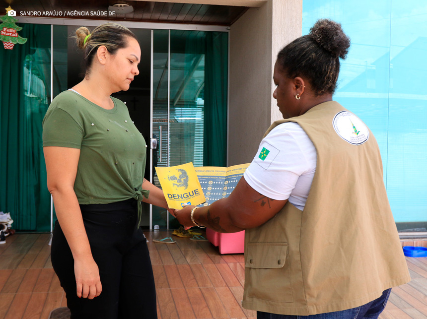 Agentes ensinam moradores a fazer vistoria semanal contra a dengue
