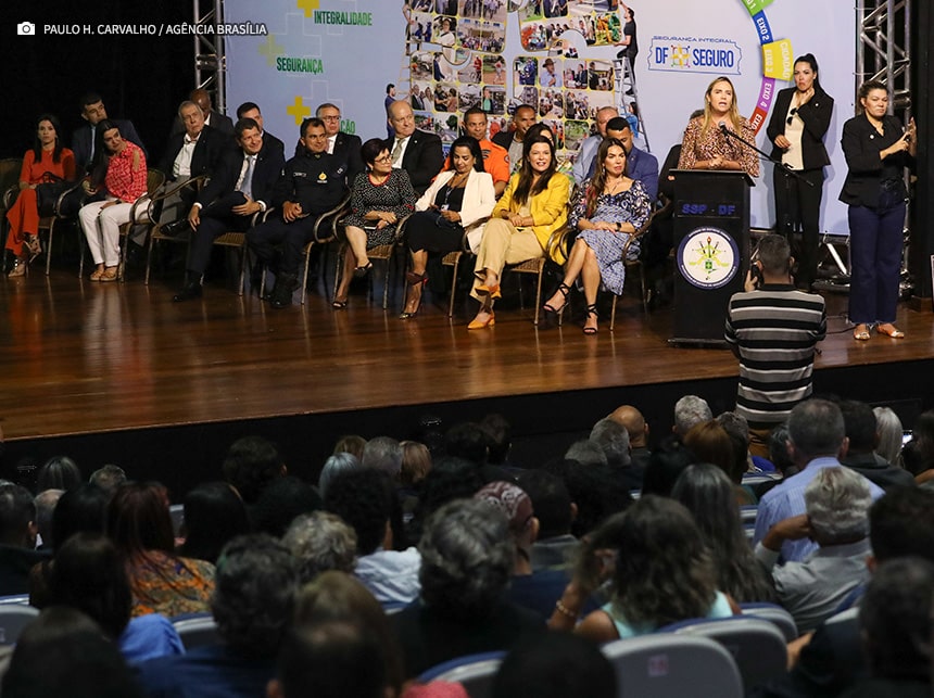 Celina Leão dá posse a novos conselheiros comunitários de segurança do DF