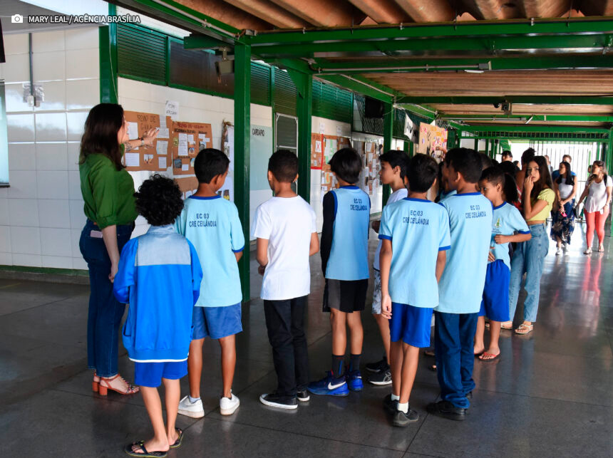 Rede pública de ensino do DF auxilia estudantes na transição escolar